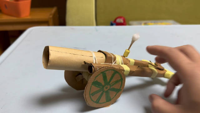 昨天的哄娃手工纸大炮,今天改进了一下,扳机放到了正后方