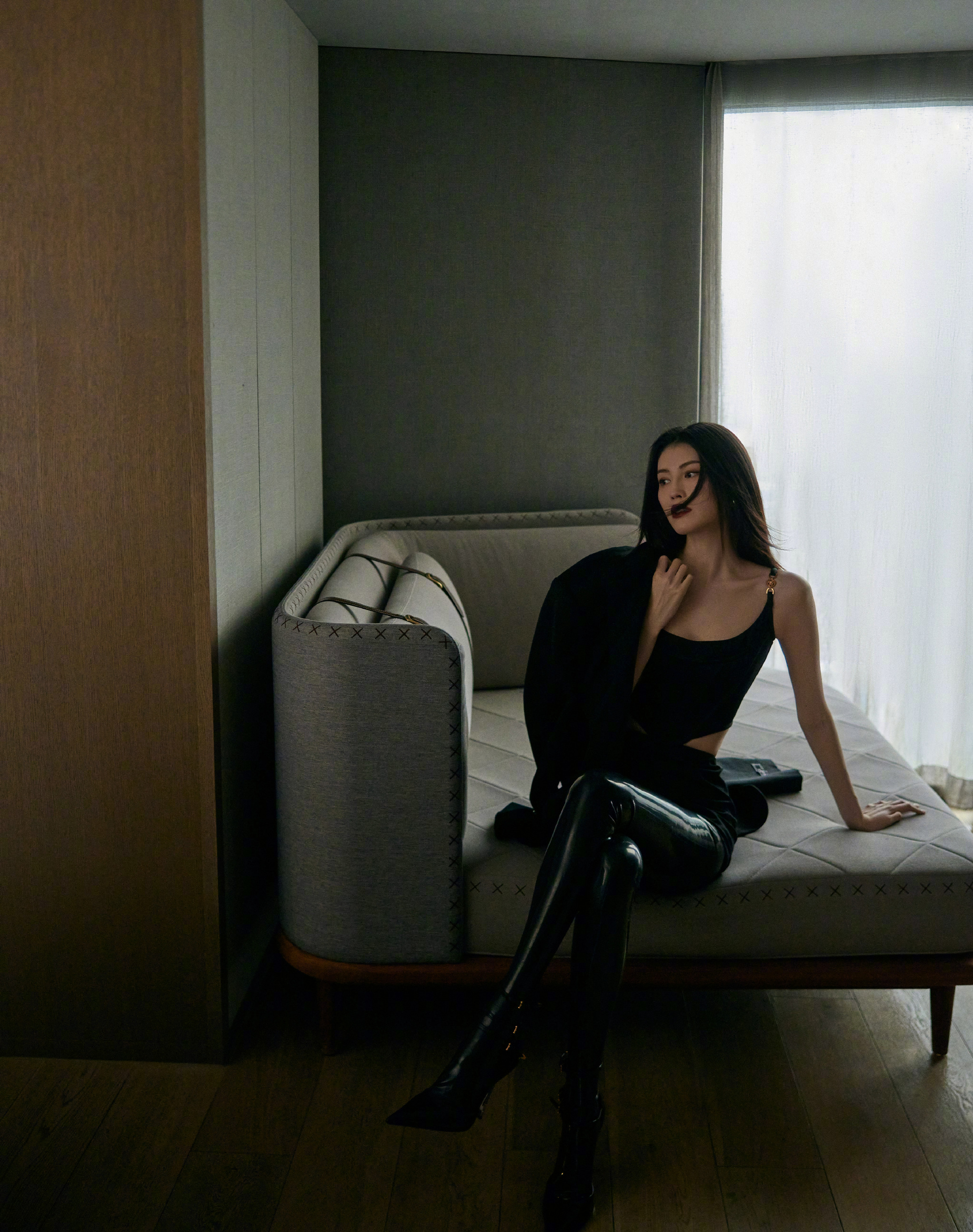 何穗穿吊带躺地上秀身材,姿势性感曲线迷人,小腹平坦马甲线吸睛|何穗