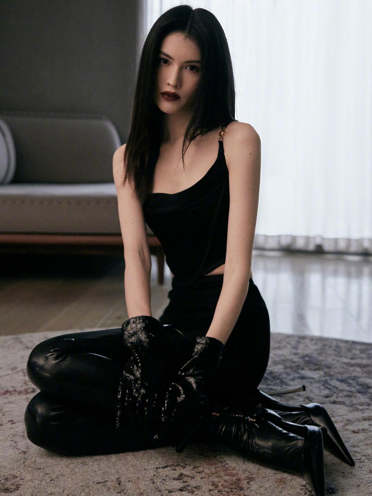 何穗穿吊带躺地上秀身材,姿势性感曲线迷人,小腹平坦马甲线吸睛|何穗