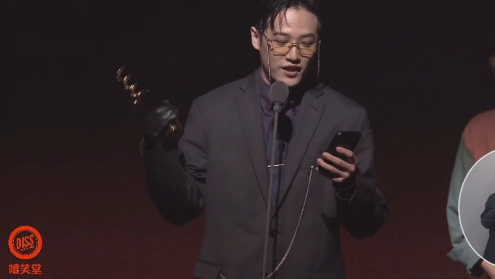 两岸说唱交流!熊仔领奖现场致敬Mercy的《富Rapper穷Rapper》!_新浪新闻