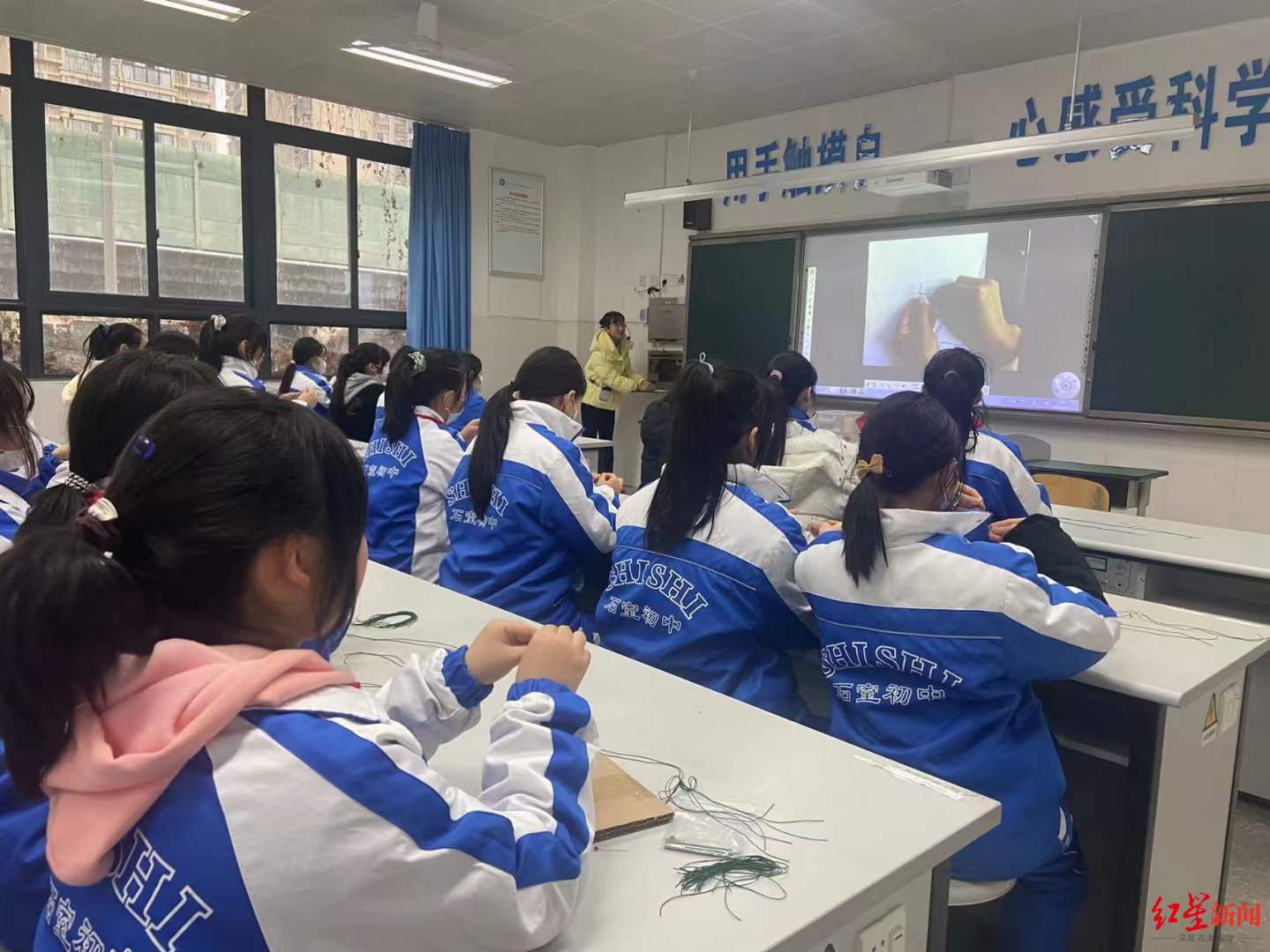 这位成都班主任，有爱！班上的日常奖励，全是她亲手制作休闲区蓝鸢梦想 - Www.slyday.coM