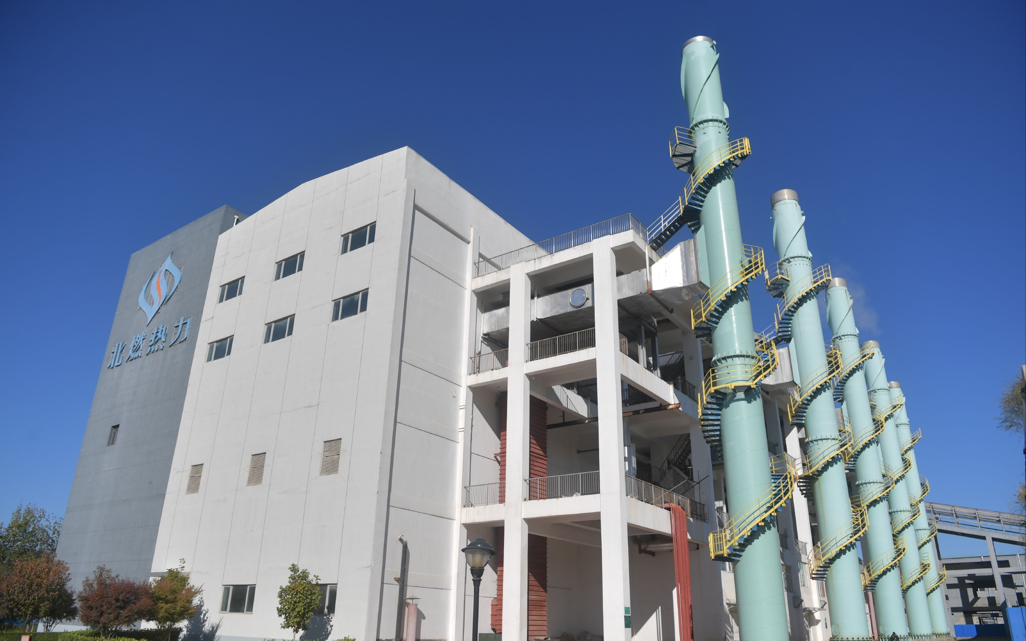 11月7日,北京北燃热力有限公司康庄供热厂开始为居民试供暖.