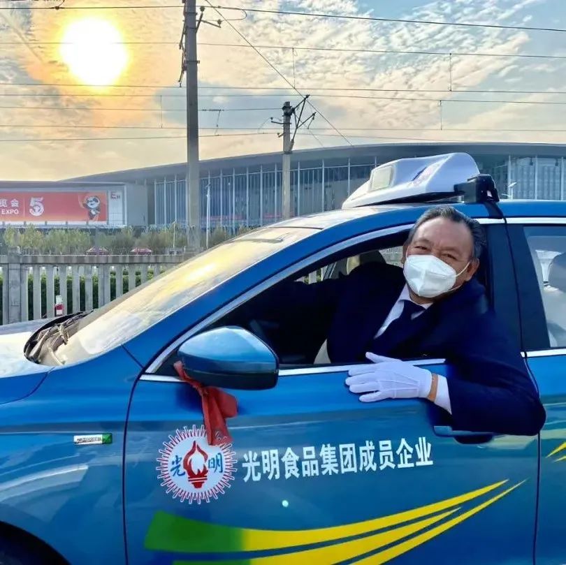 服务五届展会,退而不休再出发!“全国最美出租车司机”王勤国的进博情缘|职工故事|海博|防疫|出租车_新浪新闻