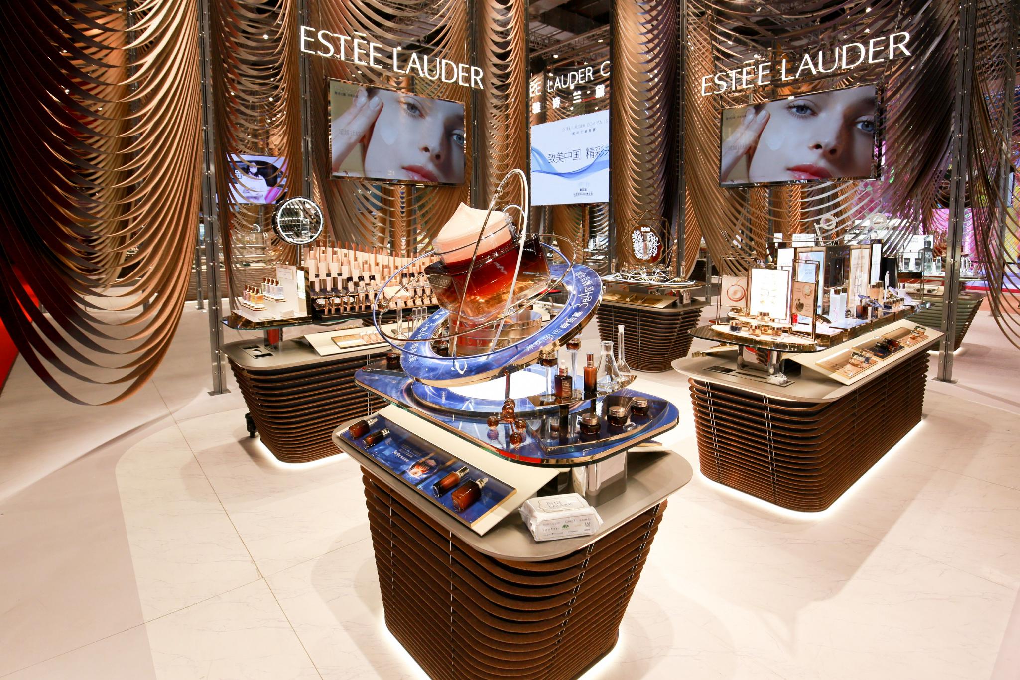 在第五届进博会消费品展区,一片由流彩软木打造的通透空间,映衬着馆内