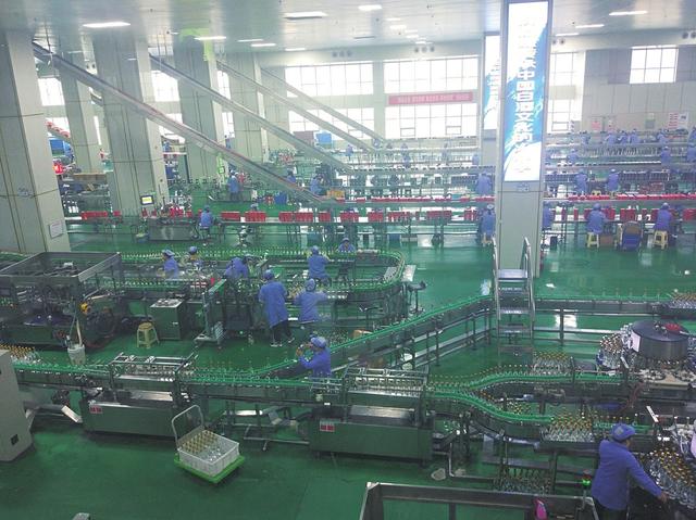 汾酒集团成为全省首家百亿级消费品企业。图为该集团自动化包装车间。本报记者王龙飞摄