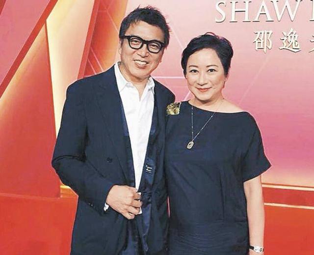 前港姐冠军罕现身!曝港姐后冠不值钱,曾遭丈夫出轨再嫁TVB高层|谢宁|后冠|港姐_新浪新闻