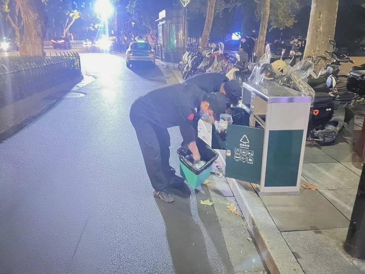 救命药不慎遗失，杭州街头白血病女孩一直哭，这群男人为她大晚上翻了几十个垃圾桶休闲区蓝鸢梦想 - Www.slyday.coM