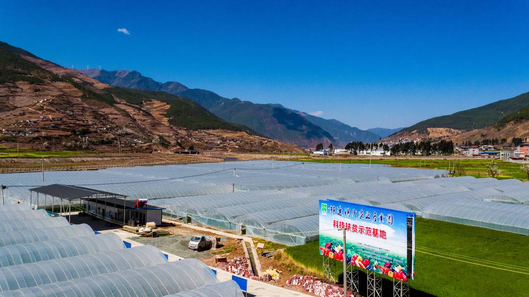 镜头下的大凉山：凉山州成立70周年县市风采——喜德县休闲区蓝鸢梦想 - Www.slyday.coM
