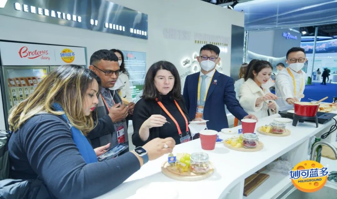 进博会上，一群人排队等着吃火锅……奶酪做的！休闲区蓝鸢梦想 - Www.slyday.coM