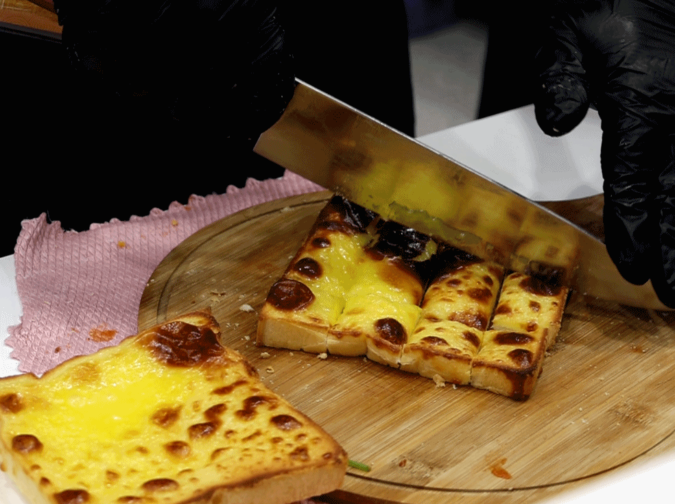 进博会上，一群人排队等着吃火锅……奶酪做的！休闲区蓝鸢梦想 - Www.slyday.coM