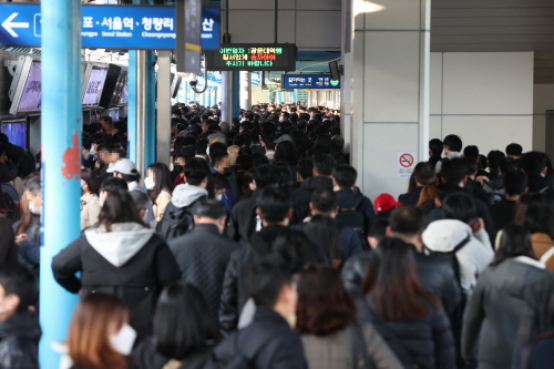 韩国又出事故！首尔地铁站人群混乱，市民讲述站内“恐怖”经历休闲区蓝鸢梦想 - Www.slyday.coM