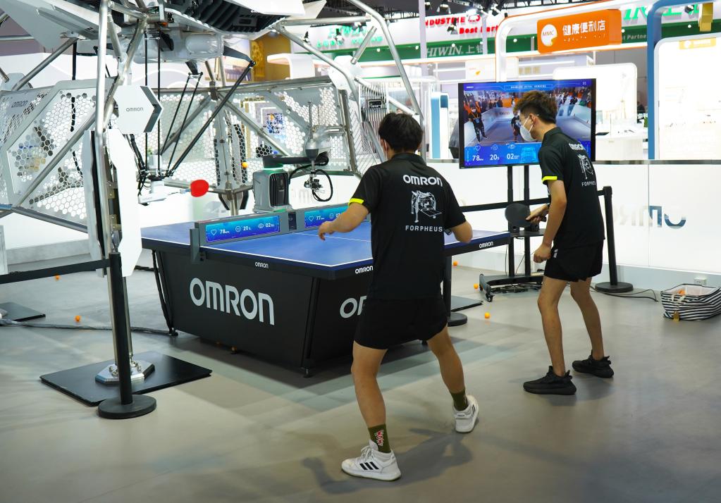 日在第五届进博会技术装备展区欧姆龙展位拍摄的乒乓球教练机器人设备