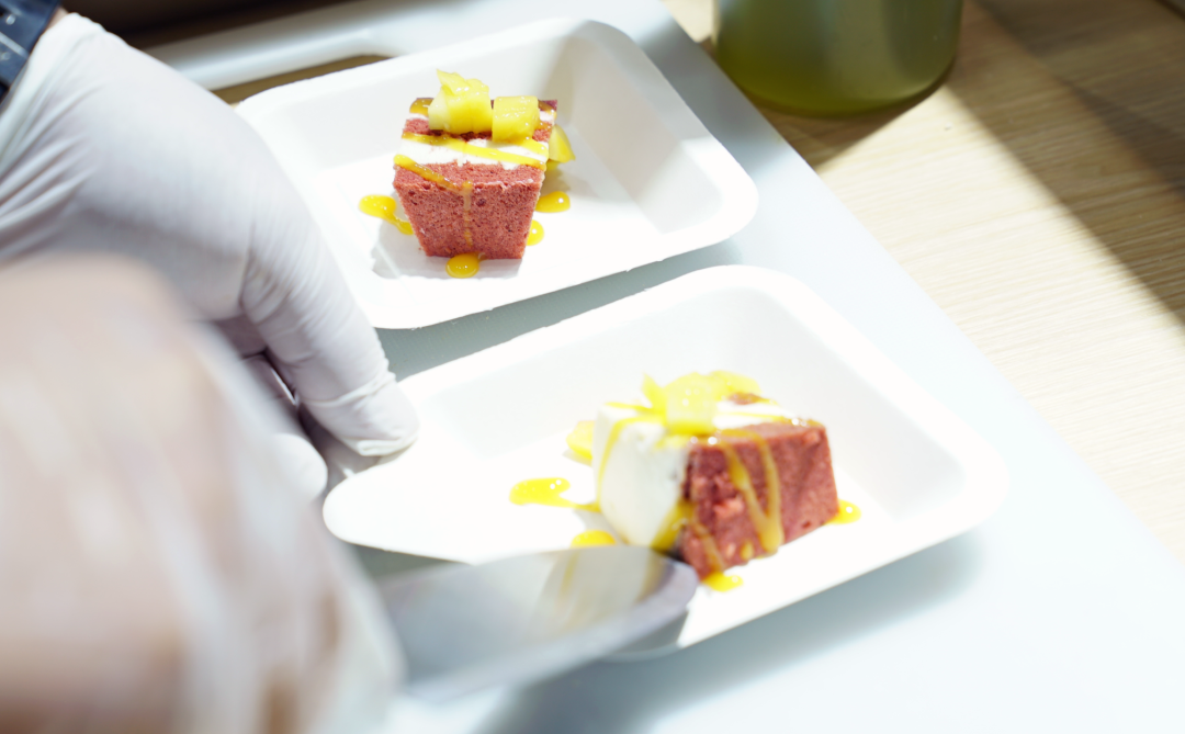 进博会上，一群人排队等着吃火锅……奶酪做的！休闲区蓝鸢梦想 - Www.slyday.coM