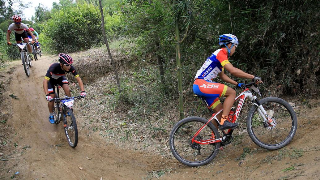 10月15日,在广西柳州市融安县长安镇大洲村,运动员在山地越野骑行.