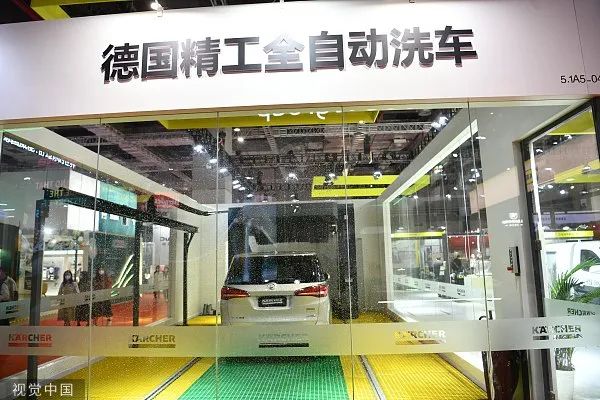2022年11月5日，上海，进博会开幕首日，各类新品精品集中亮相。德国精工全自动洗车展区。图源：视觉中国