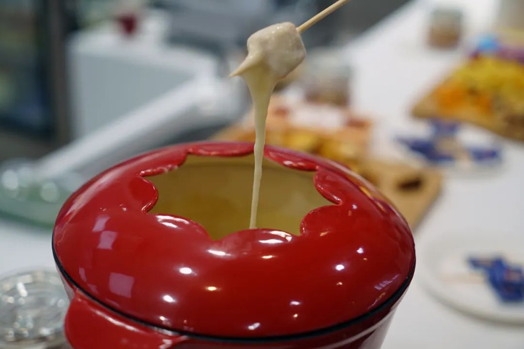 进博会上，一群人排队等着吃火锅……奶酪做的！休闲区蓝鸢梦想 - Www.slyday.coM