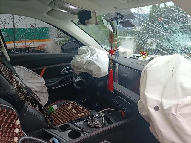 【文明守法，平安回家】侧头拿薯片吃，撞了别人的车！休闲区蓝鸢梦想 - Www.slyday.coM