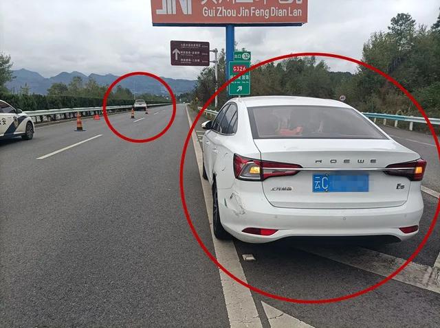 【文明守法，平安回家】侧头拿薯片吃，撞了别人的车！休闲区蓝鸢梦想 - Www.slyday.coM