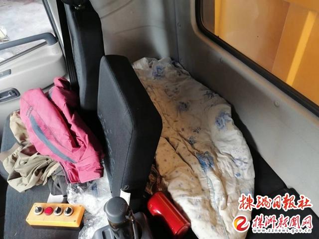 致敬逆行者！住在垃圾清运车上7天的环卫工休闲区蓝鸢梦想 - Www.slyday.coM