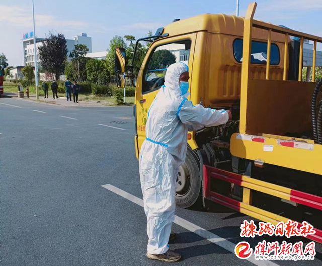 致敬逆行者！住在垃圾清运车上7天的环卫工休闲区蓝鸢梦想 - Www.slyday.coM