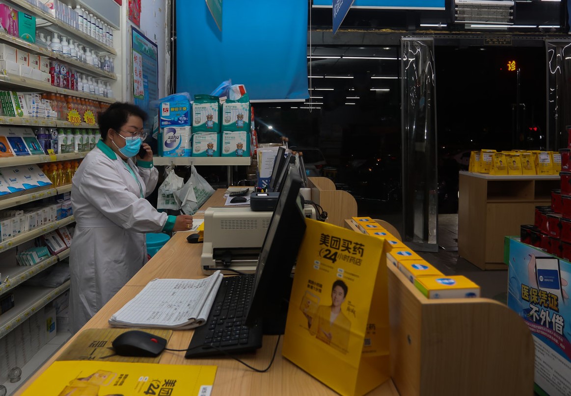 美团买药小黄灯计划推动24小时药店从2000家增至1万家,新增24小时医生