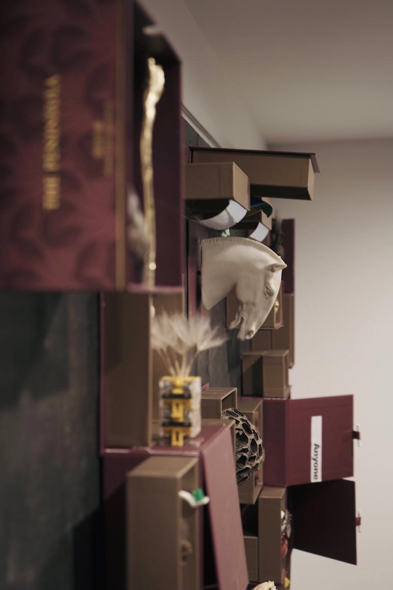 艺术家曹云用月饼纸盒做成艺术装置在王府半岛酒店展出。