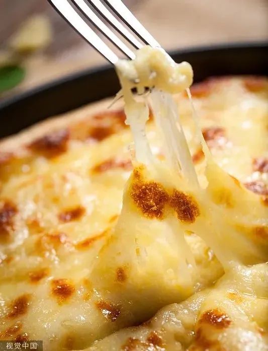 进博会上，一群人排队等着吃火锅……奶酪做的！休闲区蓝鸢梦想 - Www.slyday.coM