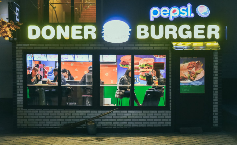 这里可以没有路，可以没有自来水，但不能没有快餐休闲区蓝鸢梦想 - Www.slyday.coM