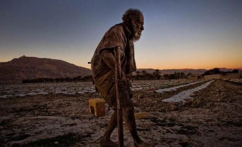 94岁“全球最脏的人”！67年来第一次洗澡，结果洗完去世，原因让人震惊...休闲区蓝鸢梦想 - Www.slyday.coM