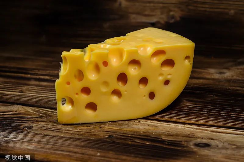 进博会上，一群人排队等着吃火锅……奶酪做的！休闲区蓝鸢梦想 - Www.slyday.coM