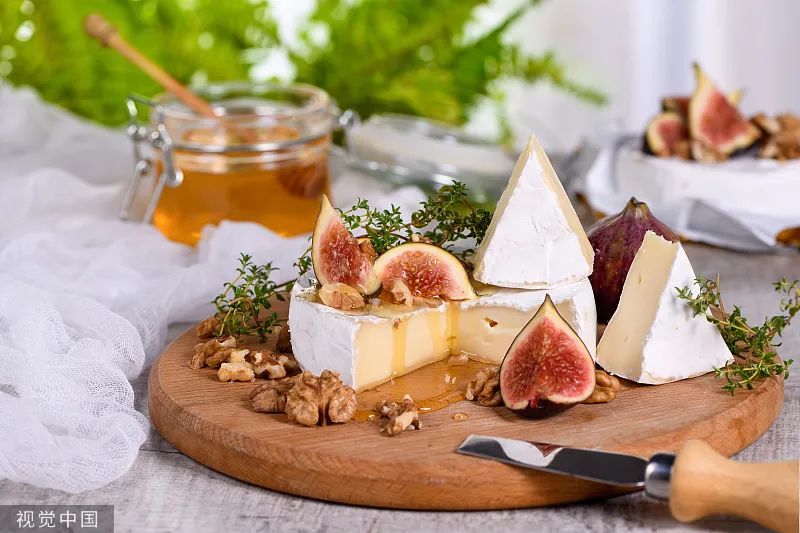 进博会上，一群人排队等着吃火锅……奶酪做的！休闲区蓝鸢梦想 - Www.slyday.coM