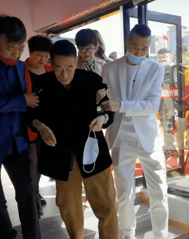 90岁被儿子架着走穴,杨少华的现状,揭露了人生最大的悲哀_杨议_相声_马志明|杨少华|杨议|马志明_新浪新闻