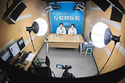 图为10月26日,在赤水市石堡乡大滩村,党员签约家庭医生走在送医