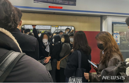 韩国又出事故！首尔地铁站人群混乱，市民讲述站内“恐怖”经历休闲区蓝鸢梦想 - Www.slyday.coM