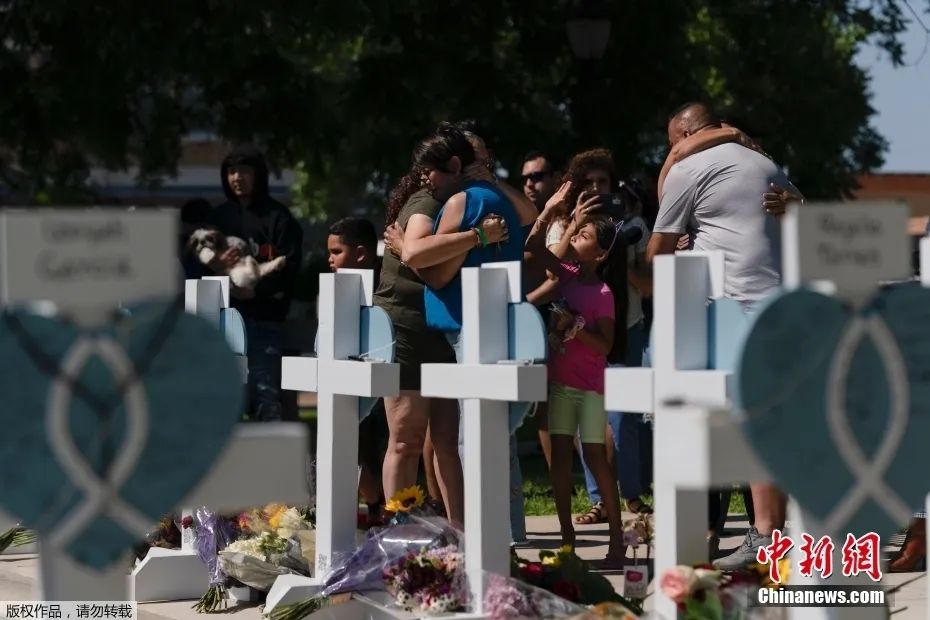 当地时间5月26日，美国得克萨斯州尤瓦尔迪市，民众悼念小学枪击案近20名儿童遇害者。