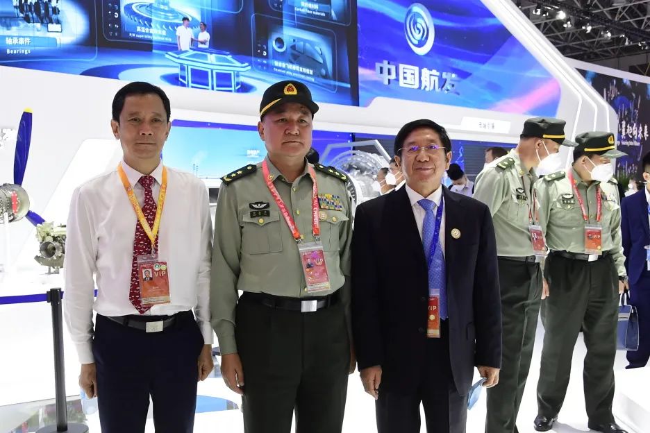 陆军副司令员邓志平到中国航发展台参观指导