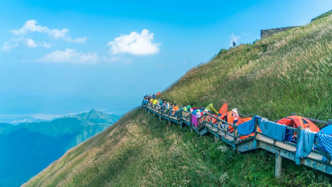 遍地露营帐篷，人都快没地方站了休闲区蓝鸢梦想 - Www.slyday.coM