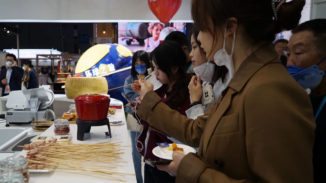 进博会上，一群人排队等着吃火锅……奶酪做的！休闲区蓝鸢梦想 - Www.slyday.coM