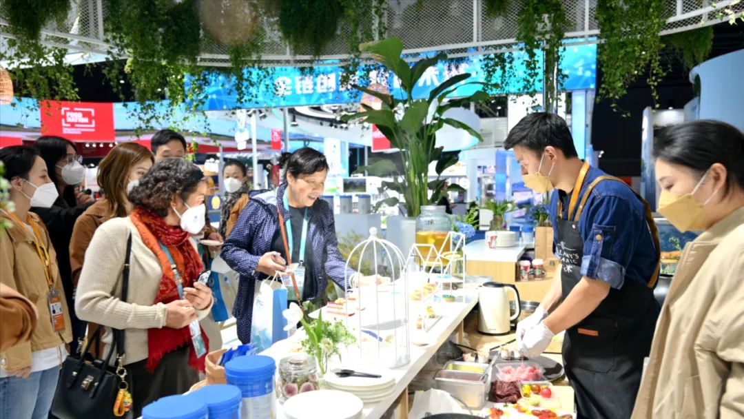 进博会上，一群人排队等着吃火锅……奶酪做的！休闲区蓝鸢梦想 - Www.slyday.coM