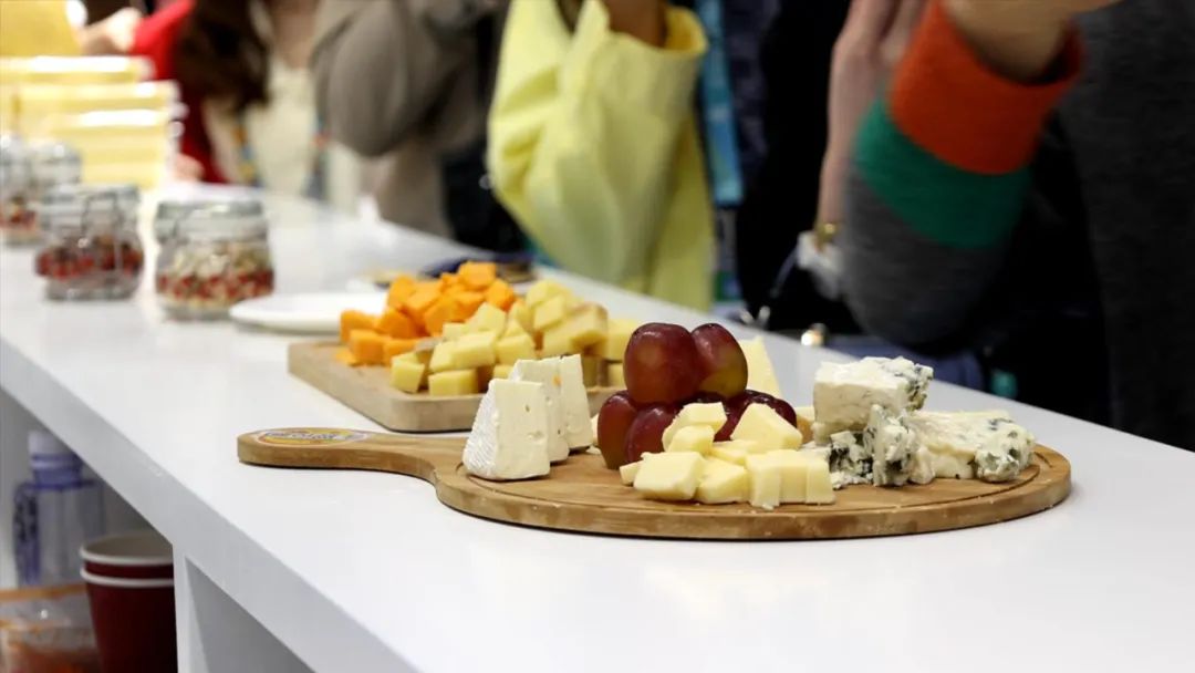 进博会上，一群人排队等着吃火锅……奶酪做的！休闲区蓝鸢梦想 - Www.slyday.coM