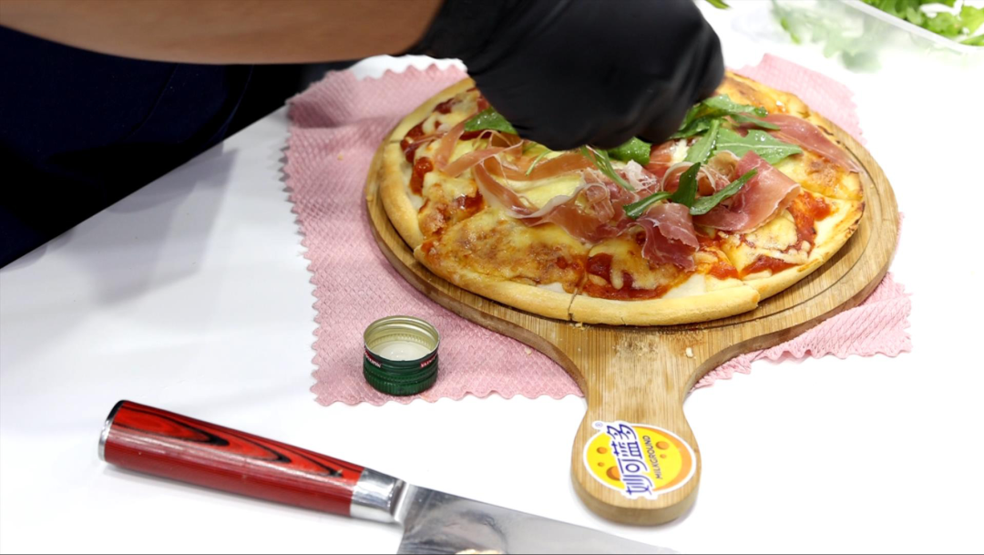 进博会上，一群人排队等着吃火锅……奶酪做的！休闲区蓝鸢梦想 - Www.slyday.coM