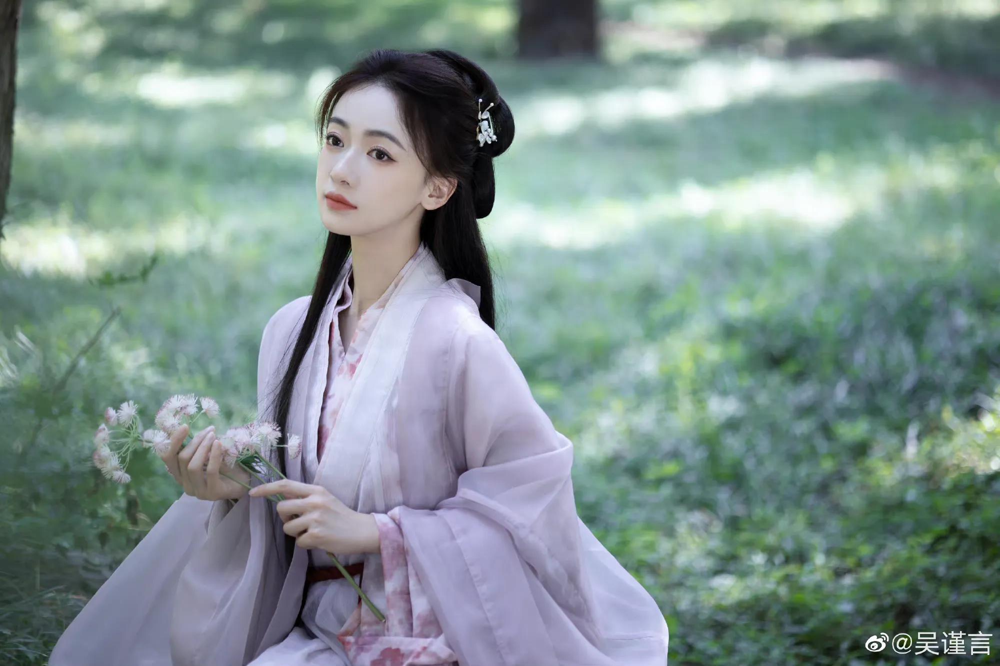 吴谨言古装紫衣唯美写真,清冷仙气,灵动自然|吴谨言|古装|仙气_新浪