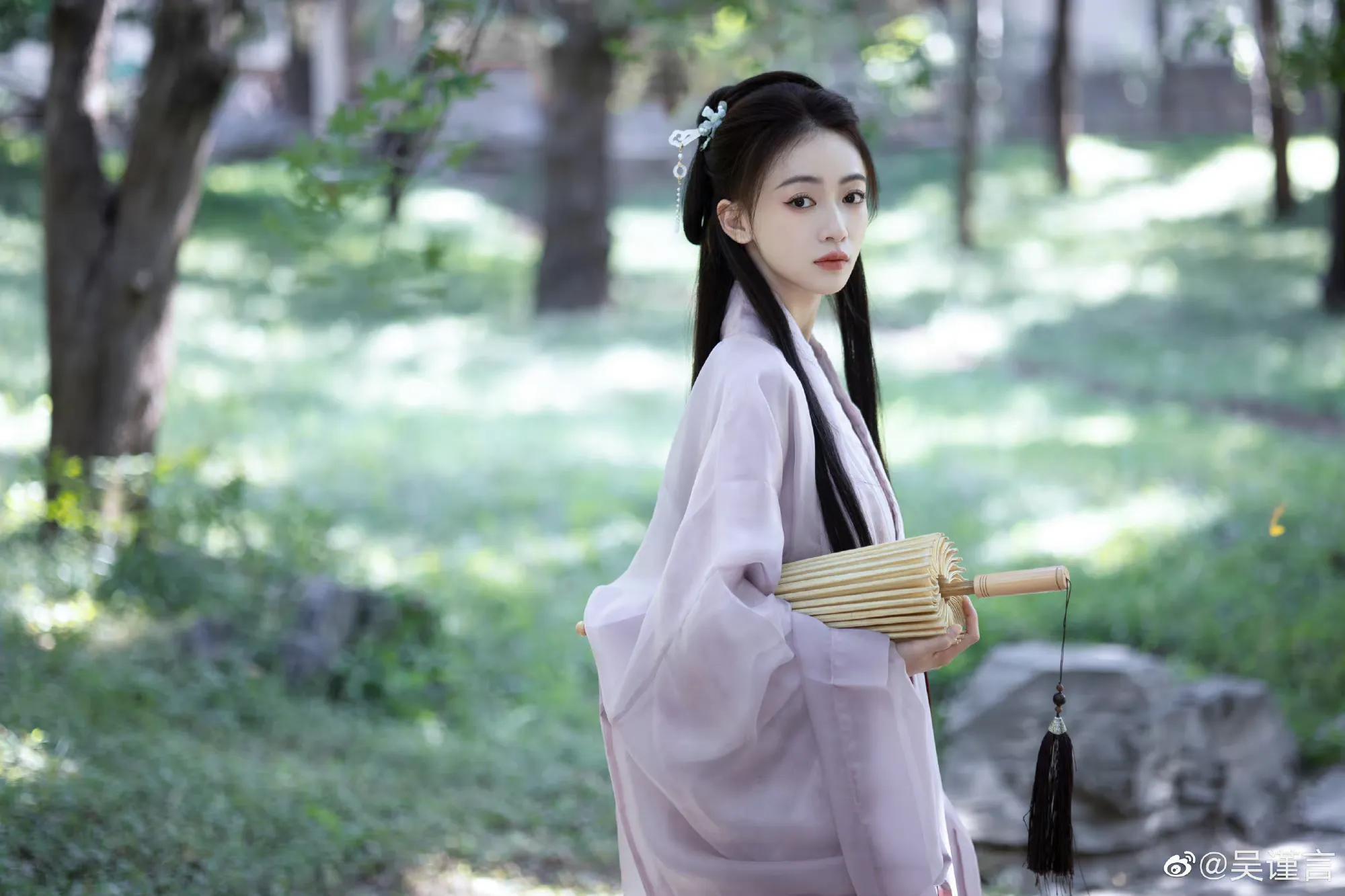 吴谨言古装紫衣唯美写真,清冷仙气,灵动自然|吴谨言|古装|仙气_新浪