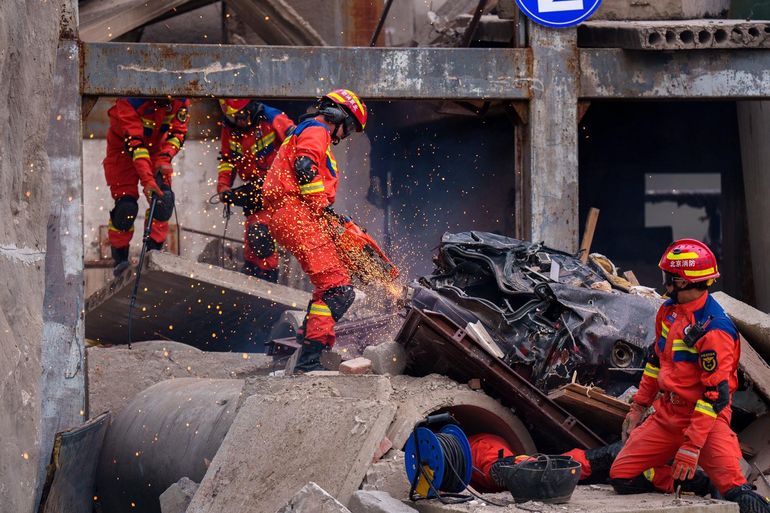 建筑坍塌事故救援展示,救援人员使用专业设备切割破拆出生命通道.