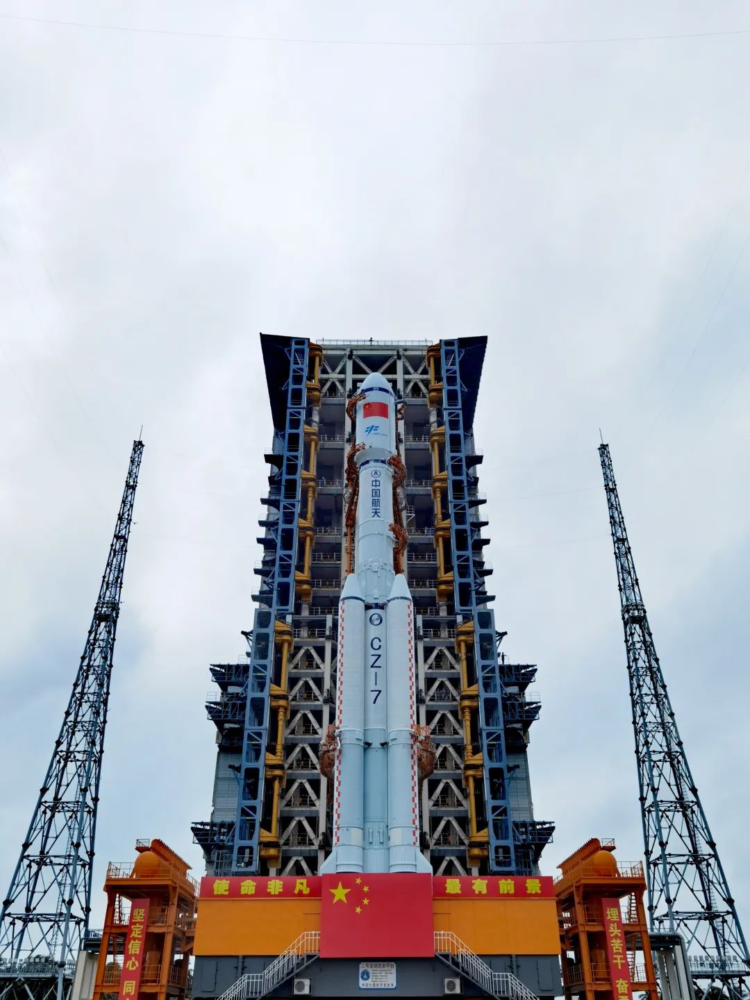 又一单太空快递即将发货！天舟五号船箭组合体转运至发射区休闲区蓝鸢梦想 - Www.slyday.coM