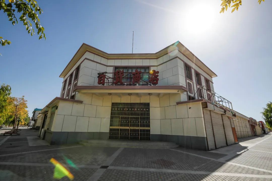 火车站因此就起名为"低窝铺".