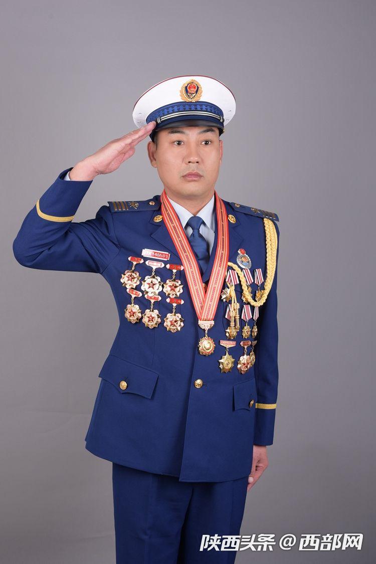 致敬逆行消防英雄丨消防老兵28年参与7000余次灭火救援任务 用生命守护生命休闲区蓝鸢梦想 - Www.slyday.coM