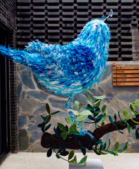“酒店”艺术跨界双碳，蓝色燕雀艺术品鼓励人们拥抱环保生活