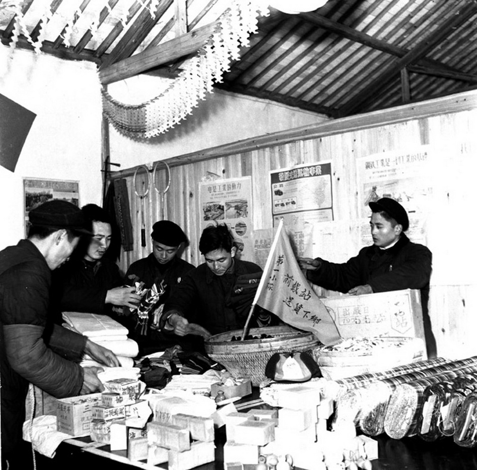 1956年，江苏吴县，唯亭供销社送货下乡。