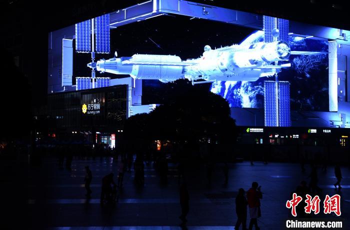 裸眼3D亮相重庆！商圈巨幕上演“空间站梦天实验舱转位过程”休闲区蓝鸢梦想 - Www.slyday.coM